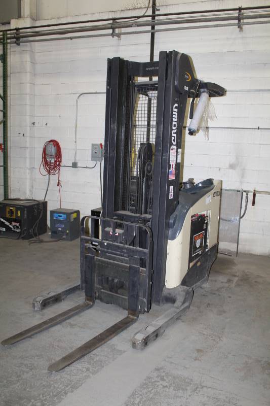 lot 2 image: Crown Pro 200 Series Forklift with Bulldog Battery, Power Factor Charger