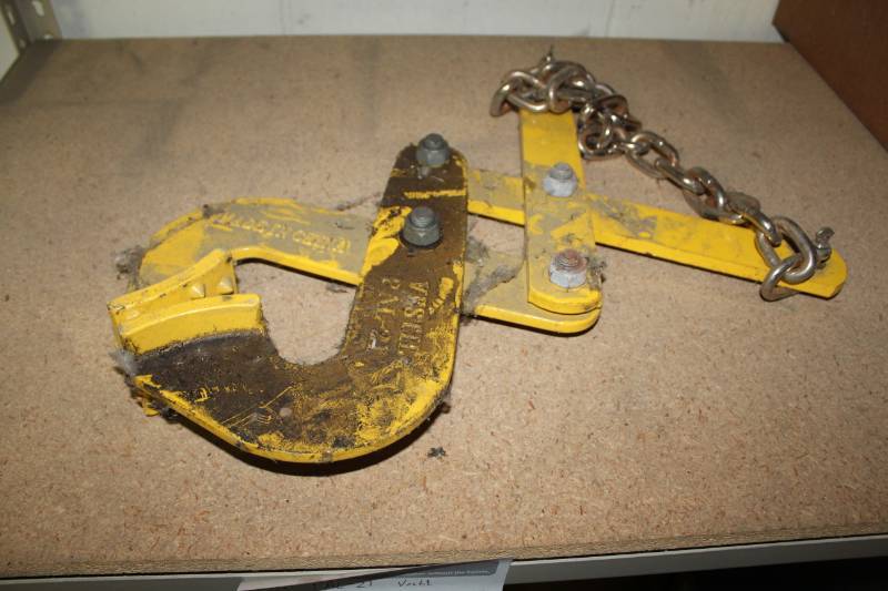 lot 44 image: Vestil Pallet Pull Clamp