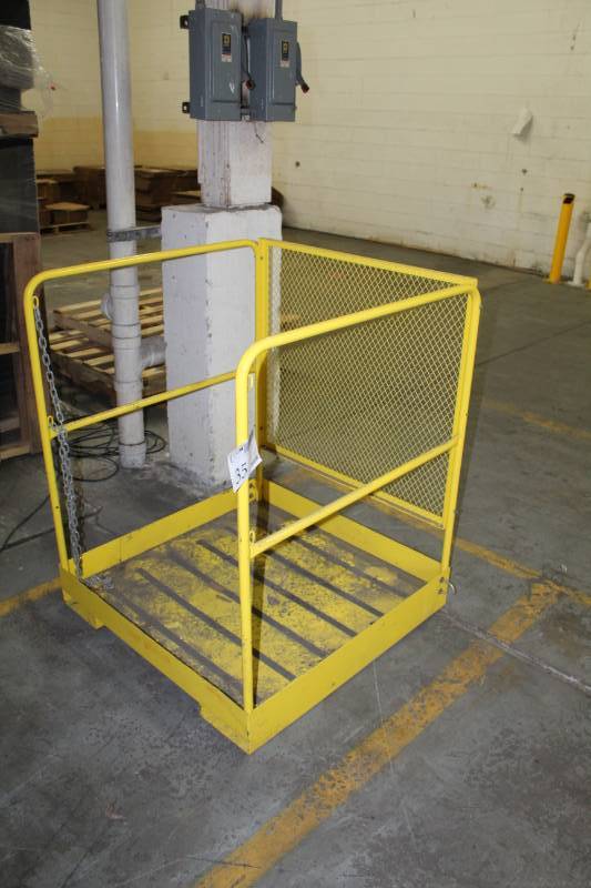 lot 35 image: Fork Lift  Man Safety Cage