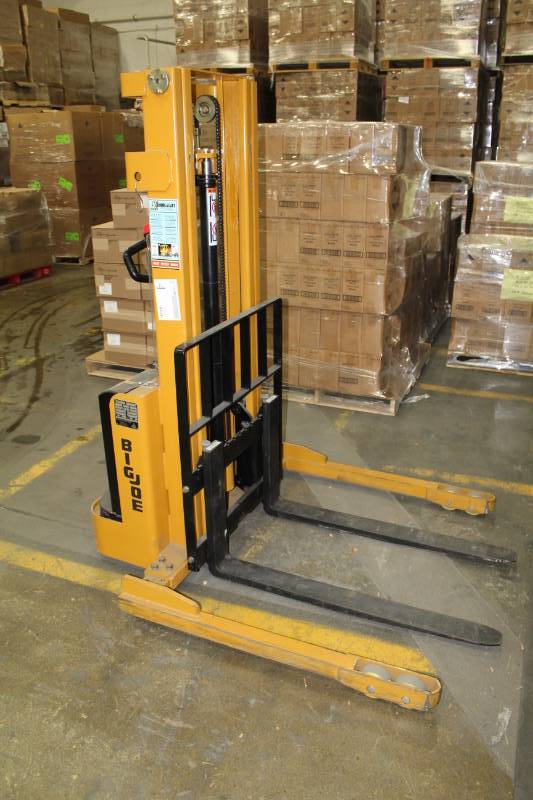 lot 4 image: Herc-u-lift BigJoe Forklift