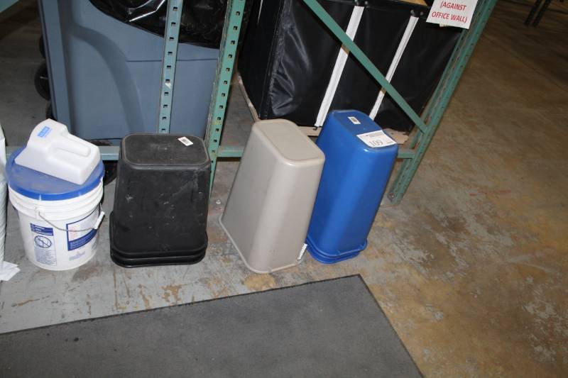 lot 109 image: Plastic Garbage and Recycle Cans