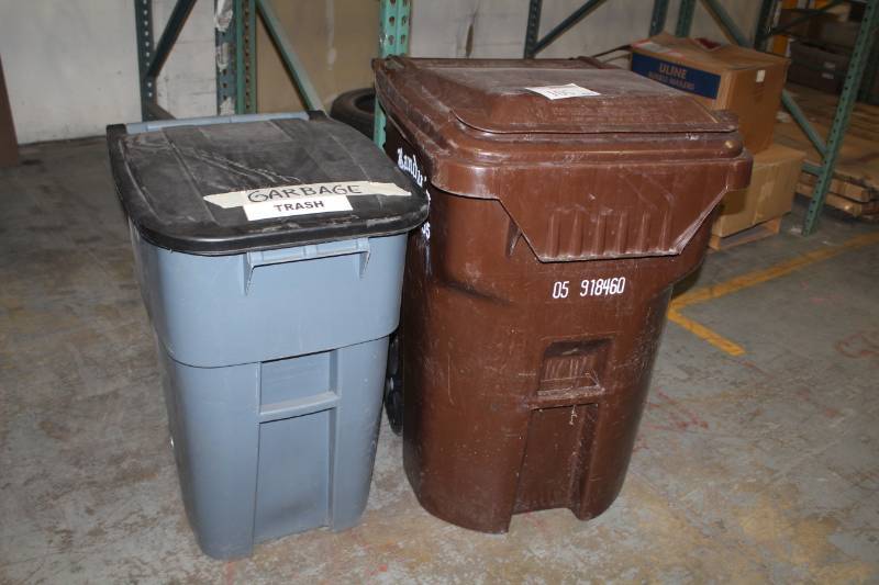 lot 105 image: Plastic Garbage Cans with Lids