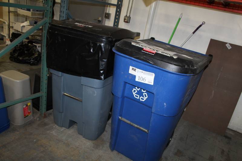 lot 106 image: Plastic Recycle Cans with Lids