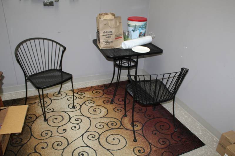 lot 116 image: Metal Dinette Table with 2-Metal Chairs