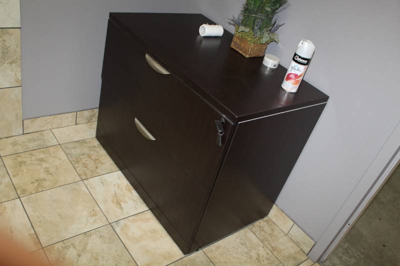lot 190 image: 2-Drawer Metal Lateral File Cabinet
