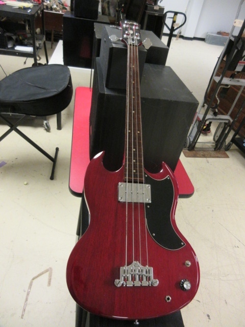 lot 602 image: EPIPHONE BASS