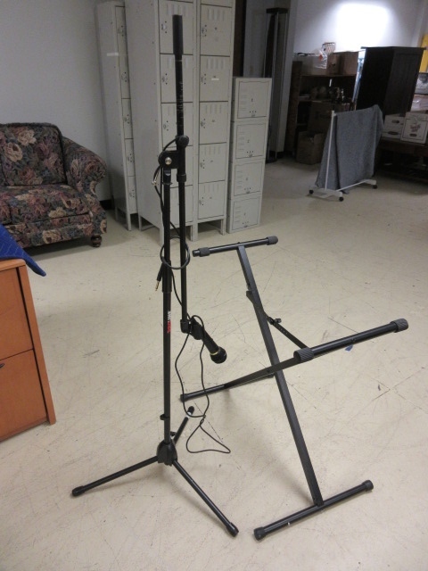 lot 605 image: MIC, BOOMSTAND AND KEYBOARD STAND