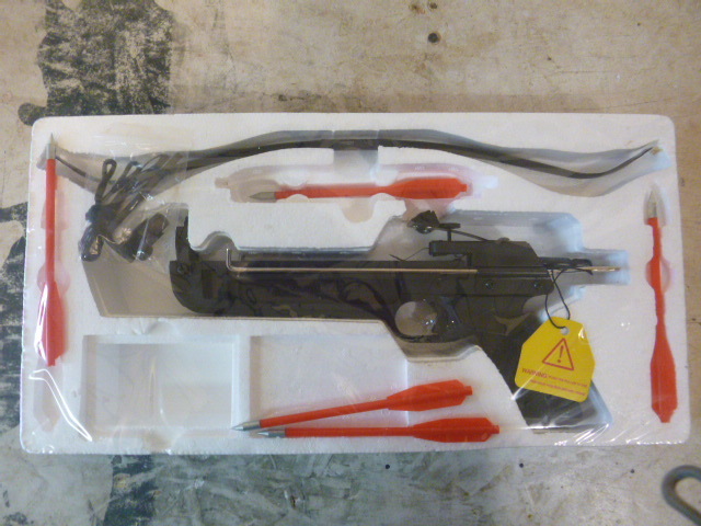 NEW Crossbow with 5 arrows.