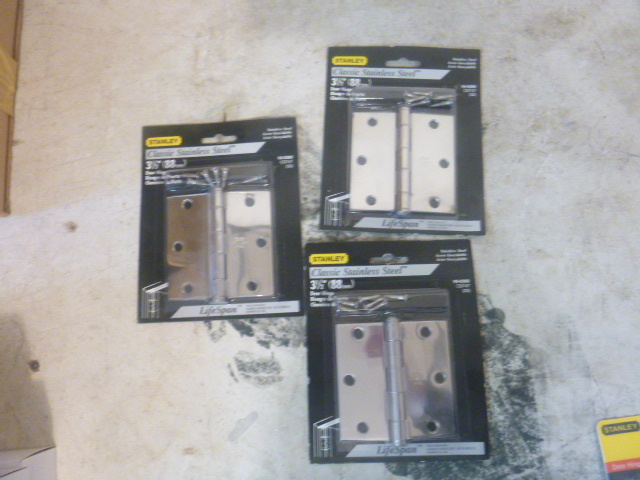 3 Stanley Hinges