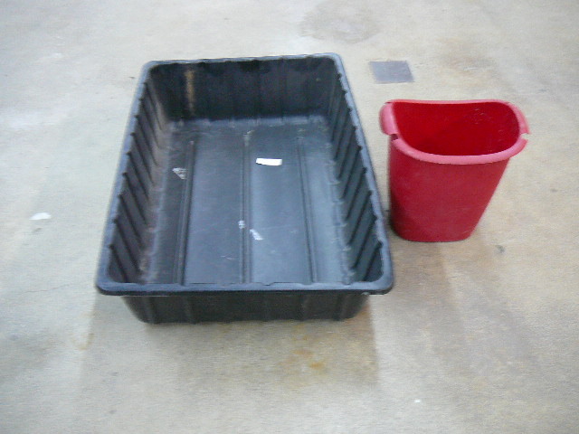 lot 113 image: Plastic Tote and Trash Can