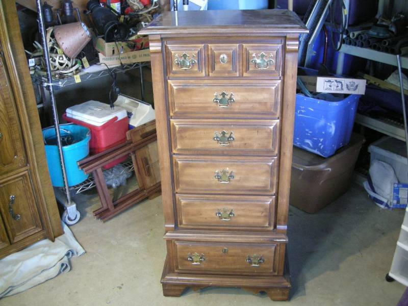 lot 3 image: Lingerie Chest