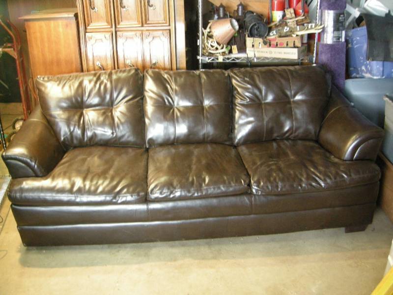 lot 4 image: Leather CouchSofa
