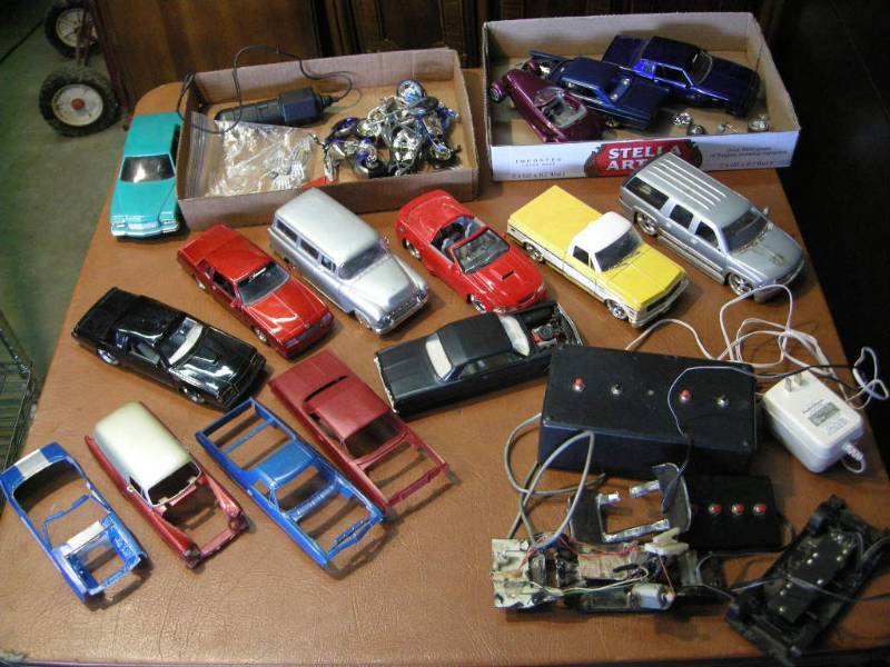 lot 21 image: Group Diecast Cars - Hoppin Hydras Motorized Models