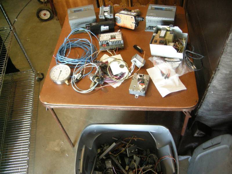 lot 73 image: Tote Full of Electronics