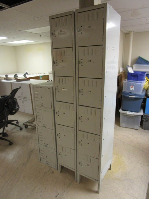 lot 809 image: METAL LOCKER STALLS