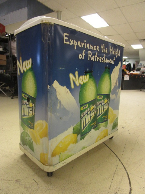 lot 821 image: SIERRA MIST ROLLING COOLER