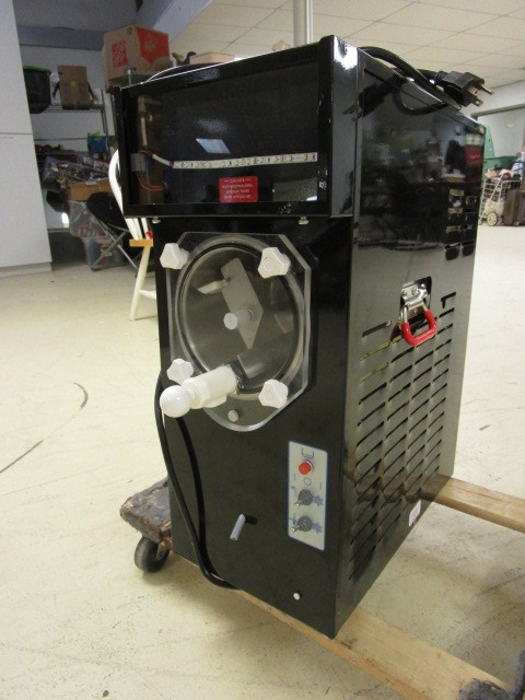 lot 822 image: COMMERCIAL SLUSHY MACHINE