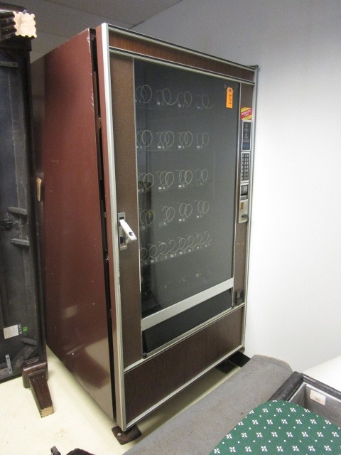 lot 823 image: COMMERCIAL VENDING MACHINE