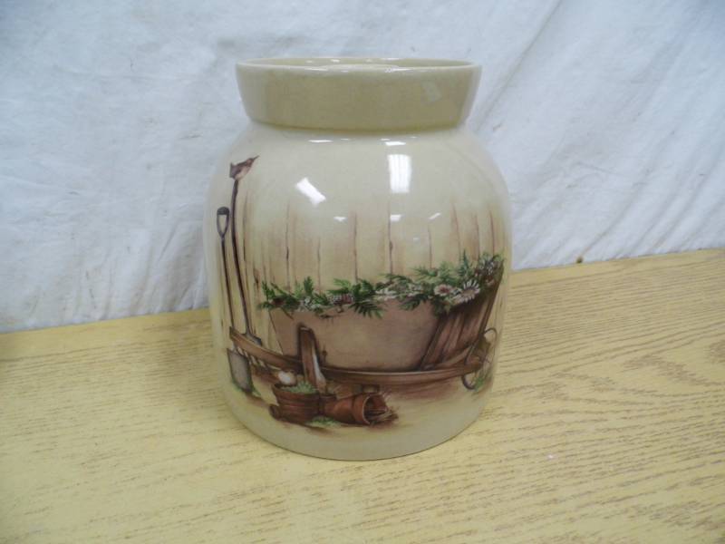 Yesteryears Crock w Lid