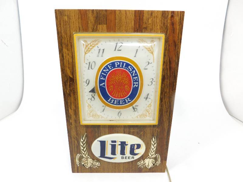 lot 16 image: An Electric --- A Fine Pilsner Beer  (LITE BEER)  Wall Clock Beer Sign