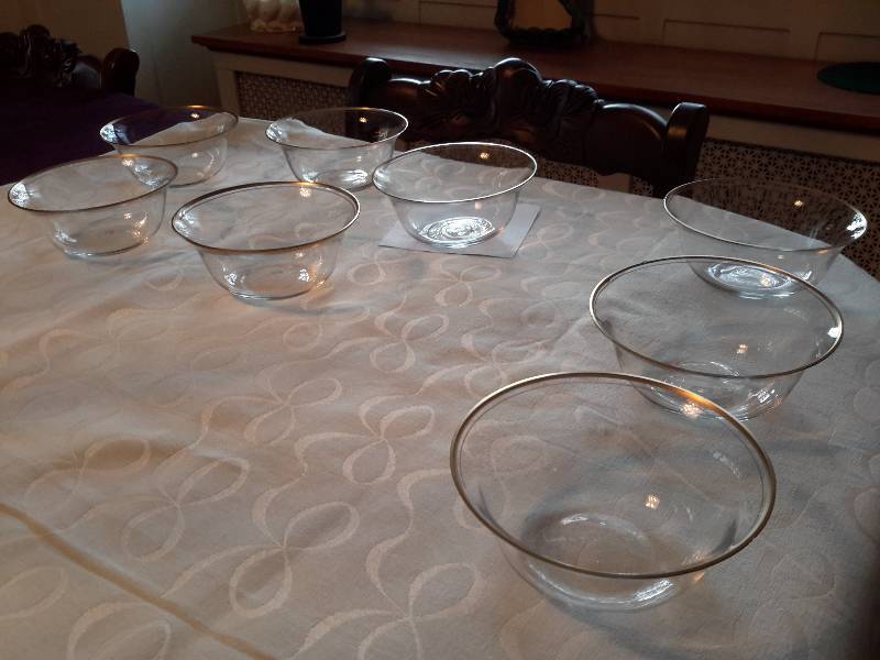 lot 84 image: 8 Gold Rimmed Crystal Bowls