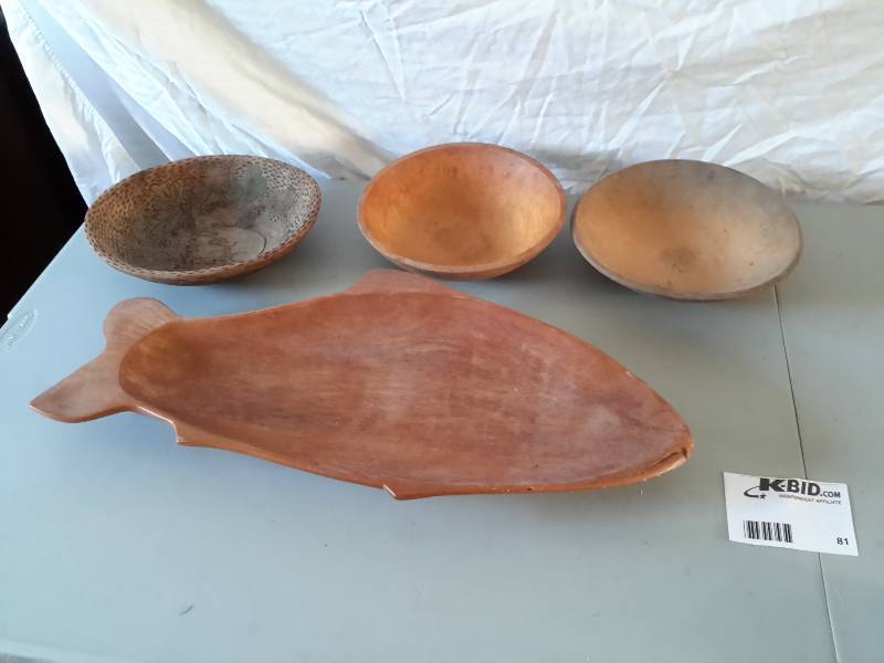lot 81 image: 3 Wooden Bowls, 1 Wooden Platter