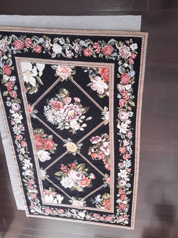 lot 89 image: Floral Rug with Non Slip Surface Included