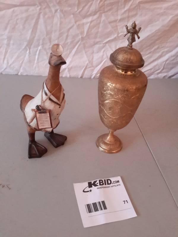 lot 71 image: 1 Wooden Quack Figure, 1 Decorative Piece