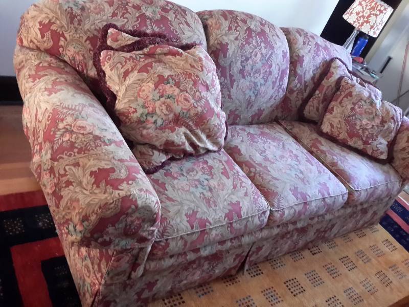 lot 2 image: Comfortable Sherrill Furniture Floral Pattern Couch