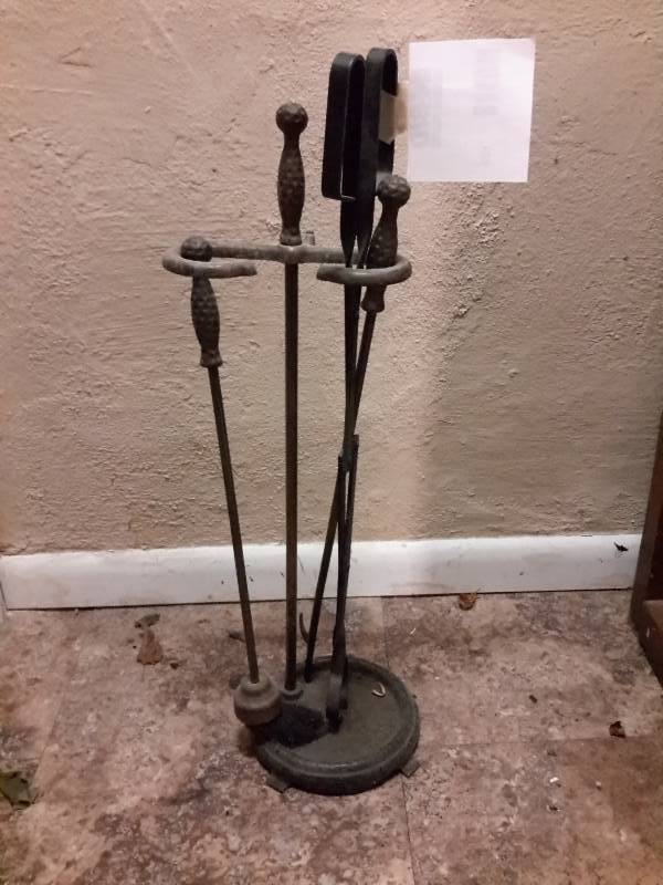 lot 120 image: Fireplace tool Set