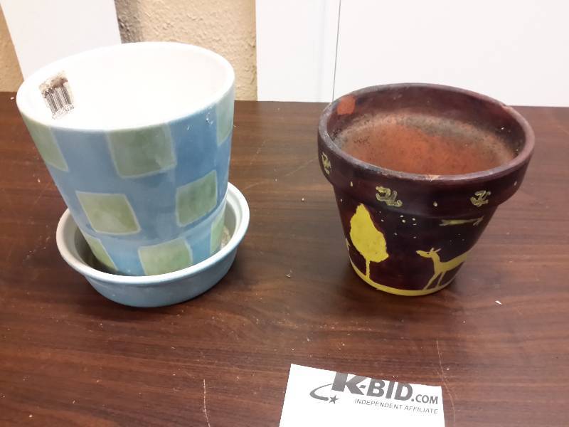 lot 549 image: 2 Flower Pots, 1 with Water Catch