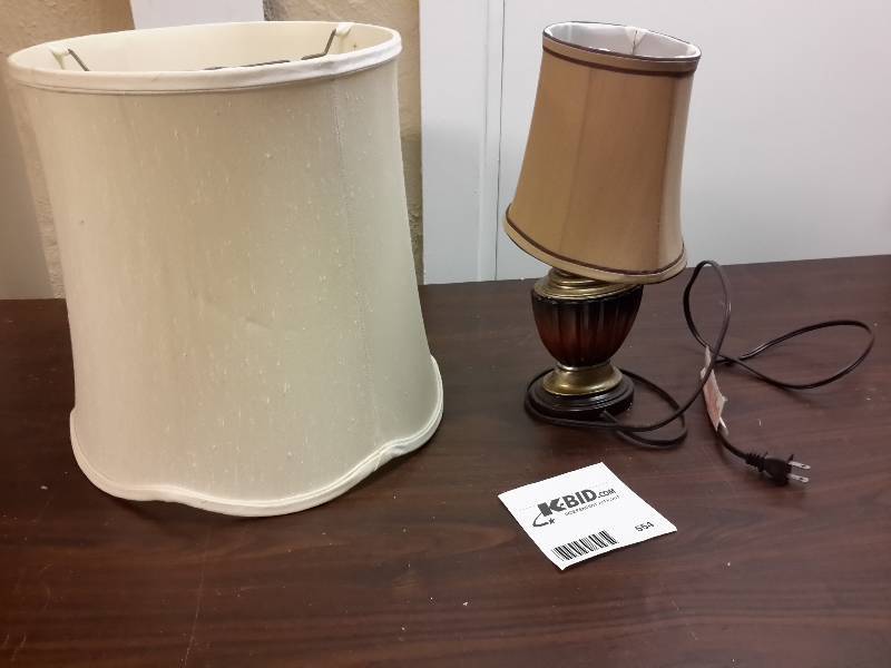 hovedvej Ved daggry klart 1 Small Lamp, 1 Large Leonard R Foss Lampshade | Minneapolis Household  Auction; Furniture, Electronics, Artwork, and More! | K-BID