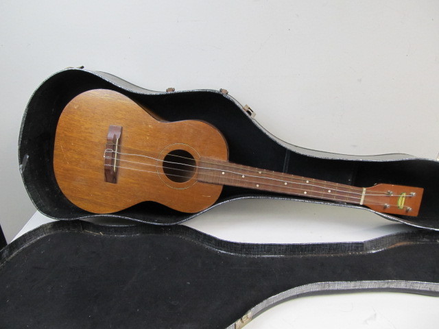 lot 21 image: Vintage 1950s HARMONY Ukulele 