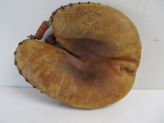 lot 24 image: Old Vintage DRAPER-MAYNARD Catchers Glove