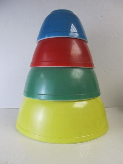 lot 91 image: Complete Vintage PYREX Primary Color Nesting Bowl Set