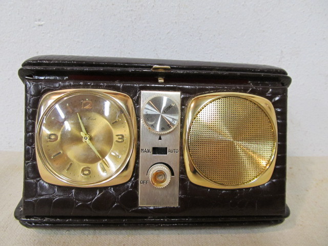 lot 44 image: Mid Century Portable Folding Clock Radio