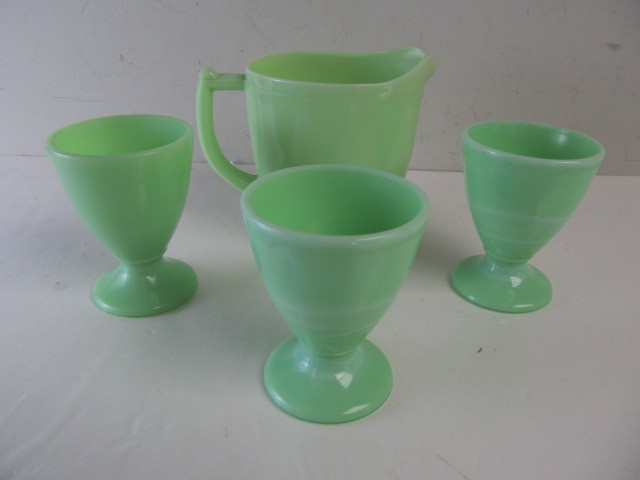 lot 124 image: Vintage Jadeite Pitcher & Custard Glasses