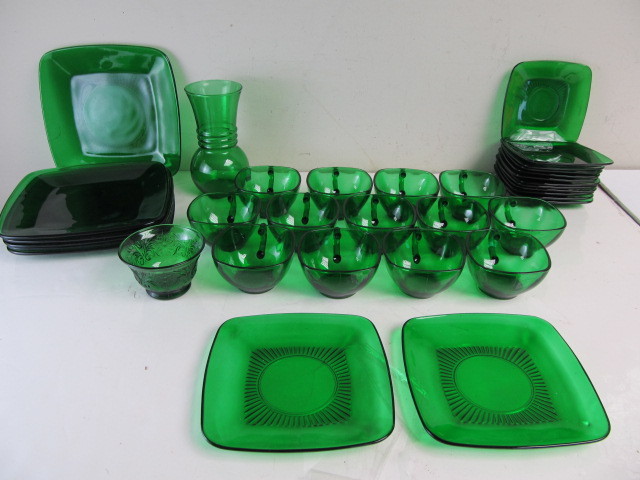 lot 139 image: Vintage Green Glass Dishes