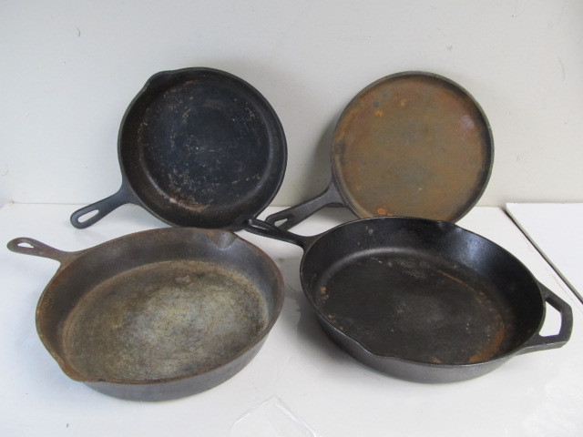 lot 140 image: Group of Cast Iron Skillets