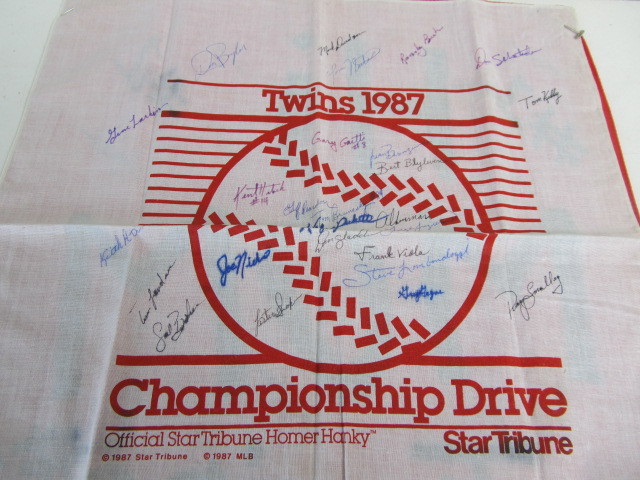 lot 154 image: Authentic 1987 MN Twins TEAM SIGNED Homer Hanky 