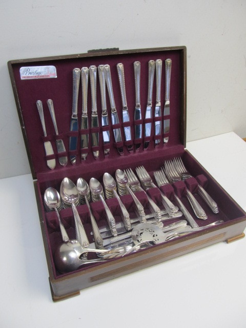 lot 181 image: Large Set of ONEIDA Silver Plated Flatware 