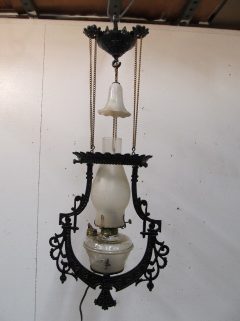 lot 8 image: Original Antique Iron Hanging Oil Lamp