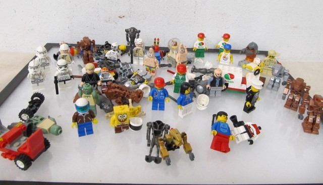 lot 163 image: Lot of Lego Figures