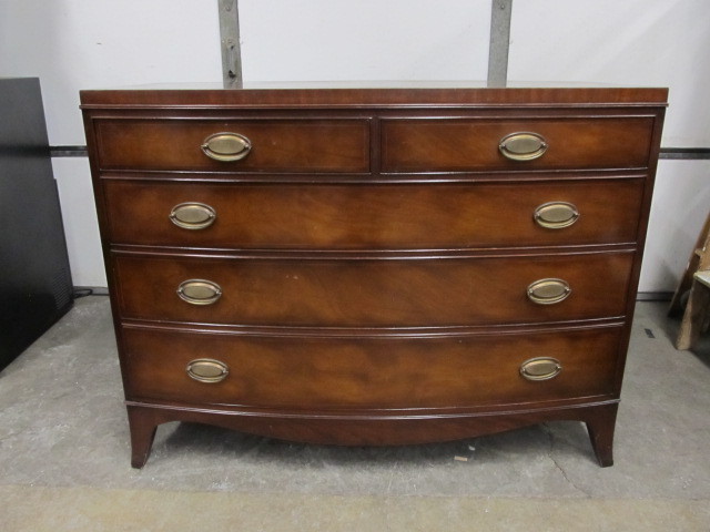 lot 188 image: Nice Vintage 5-Drawer Dresser