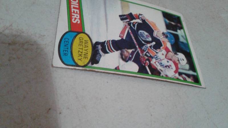 lot 22 image: Wayne Gretzky 1980 Topps Hockey Card