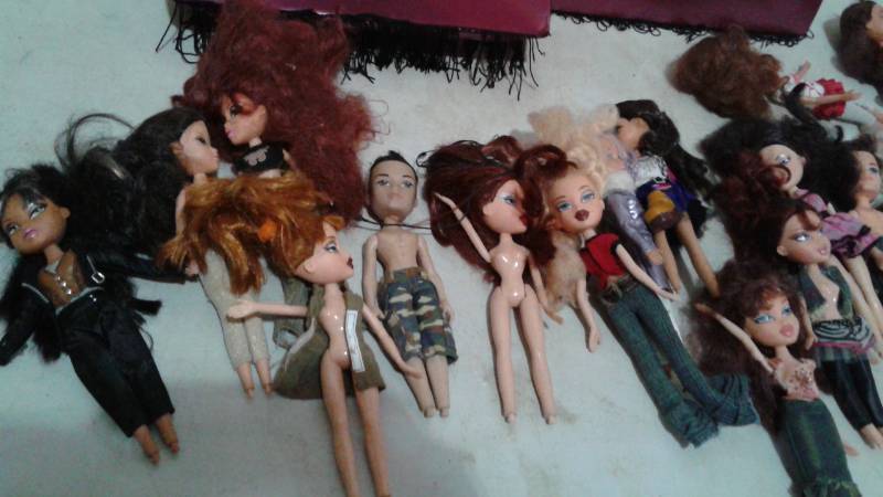 lot 181 image: Large Lot Of Bratz Dolls, With Cases And Shoes