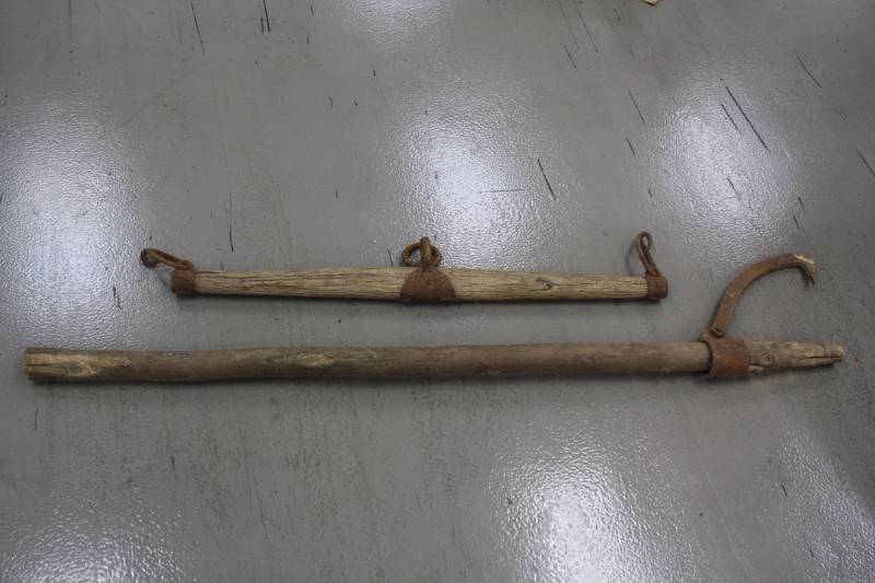 lot 116 image: Vintage Carriage StretcherHames & Log Roller