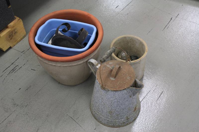 lot 118 image: Vintage Kettle, Crock and Planter Pots