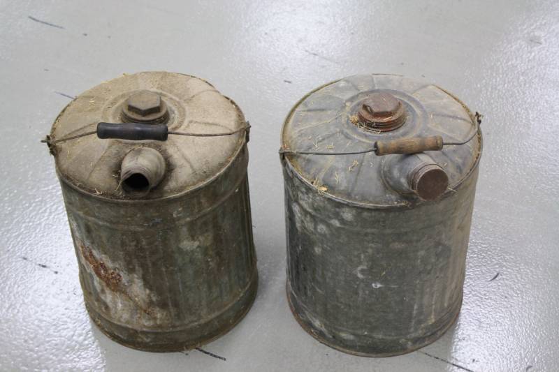 lot 119 image: Vintage Metal Cans