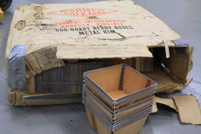 lot 122 image: Quart Size Vintage Berry Boxes  wood & Metal Case of 500qty